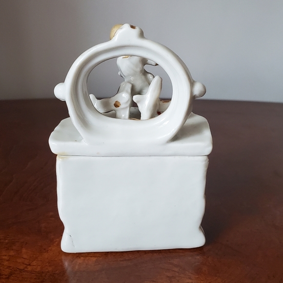 Vintage Staffordshire Fairing Trinket Box - Picture 3 of 8